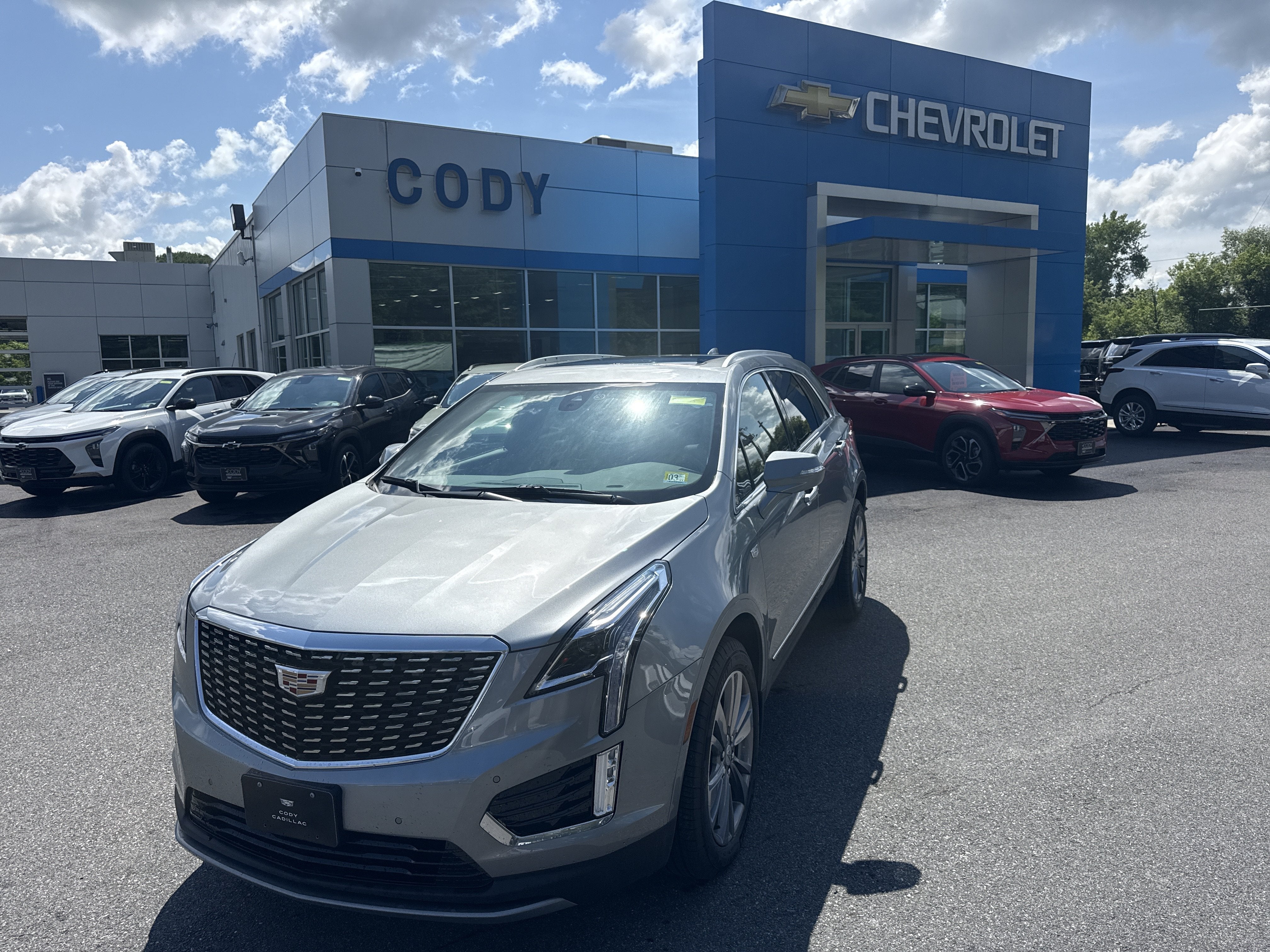2025 Cadillac XT5 Premium Luxury in Argent Silver Metallic — front three-quarter view
